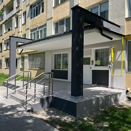 Central Park Studio Онешти Экстерьер фото