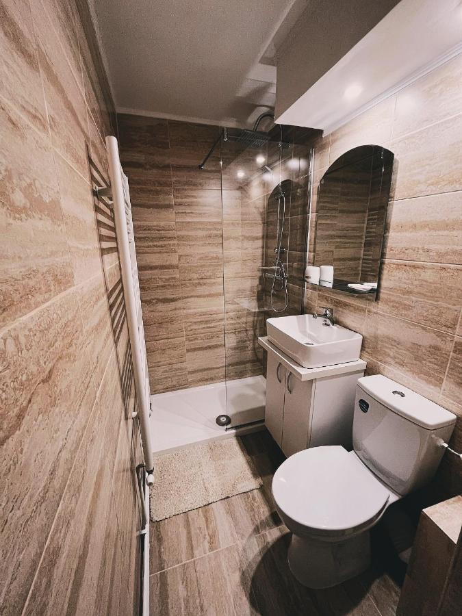 Central Park Studio Онешти Экстерьер фото