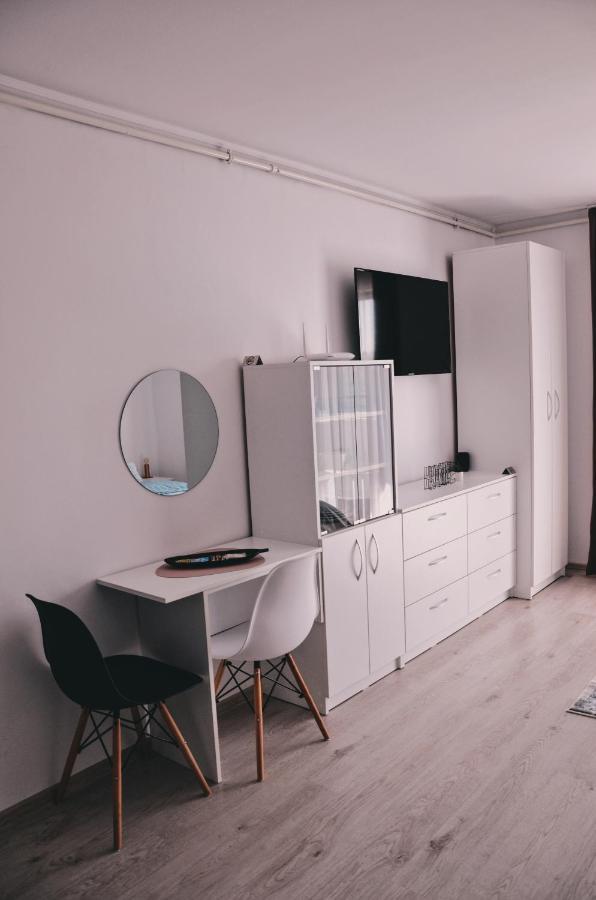 Central Park Studio Онешти Экстерьер фото