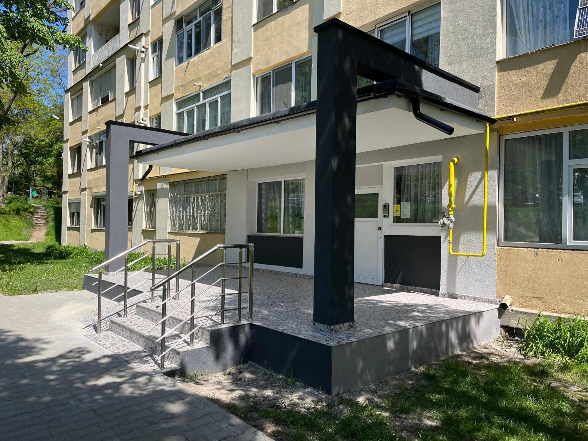 Central Park Studio Онешти Экстерьер фото