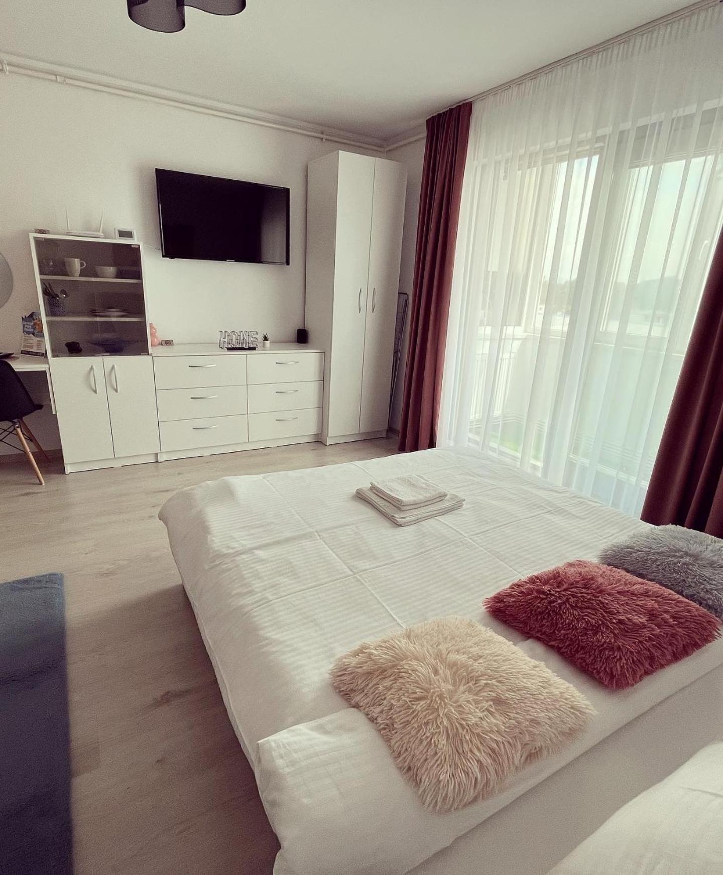 Central Park Studio Онешти Экстерьер фото