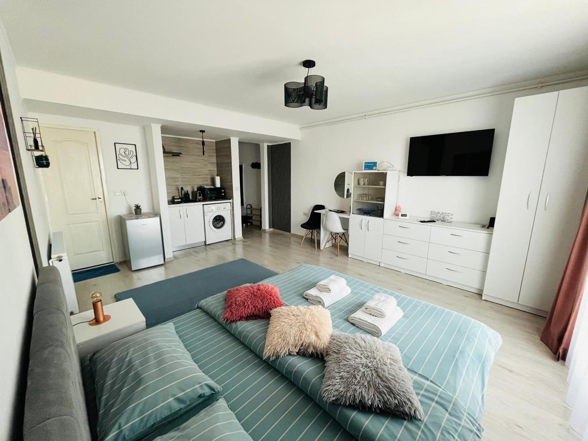 Central Park Studio Онешти Экстерьер фото